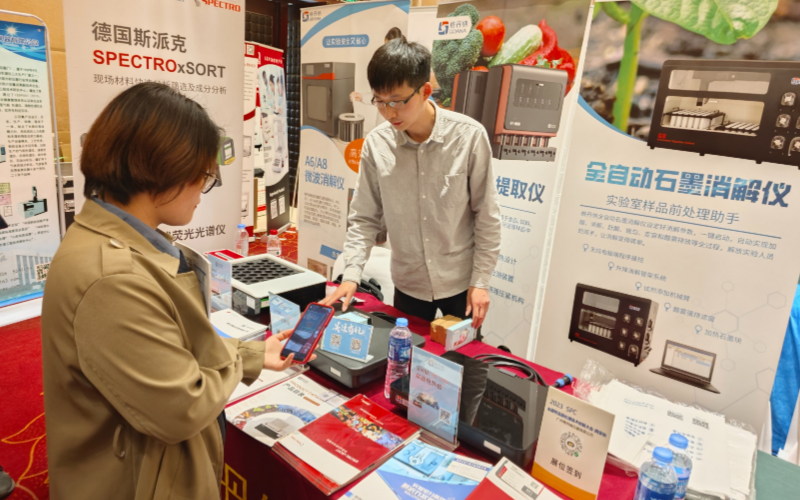 格丹納業(yè)務(wù)經(jīng)理為用戶介紹儀器 格丹納業(yè)務(wù)經(jīng)理為用戶介紹儀器