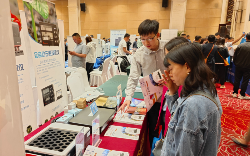 格丹納業(yè)務(wù)經(jīng)理為用戶介紹儀器 格丹納業(yè)務(wù)經(jīng)理為用戶介紹儀器